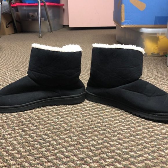 Fuzzy black boots - Picture 3 of 5